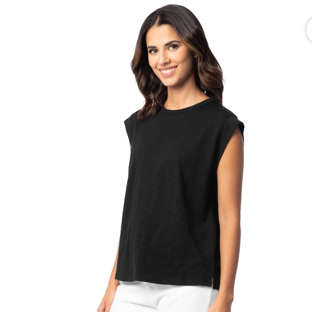 💕5/$15 Classic black Top, cap sleeve , side slit,looks great with white jeans - Picture 2 of 10